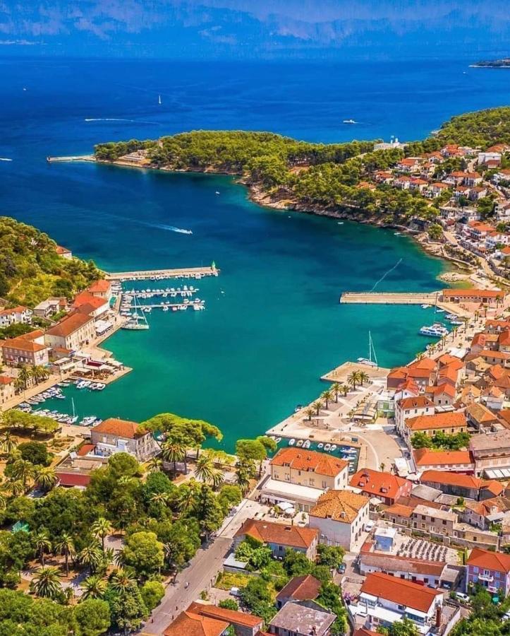 Nela Jelsa (Hvar)